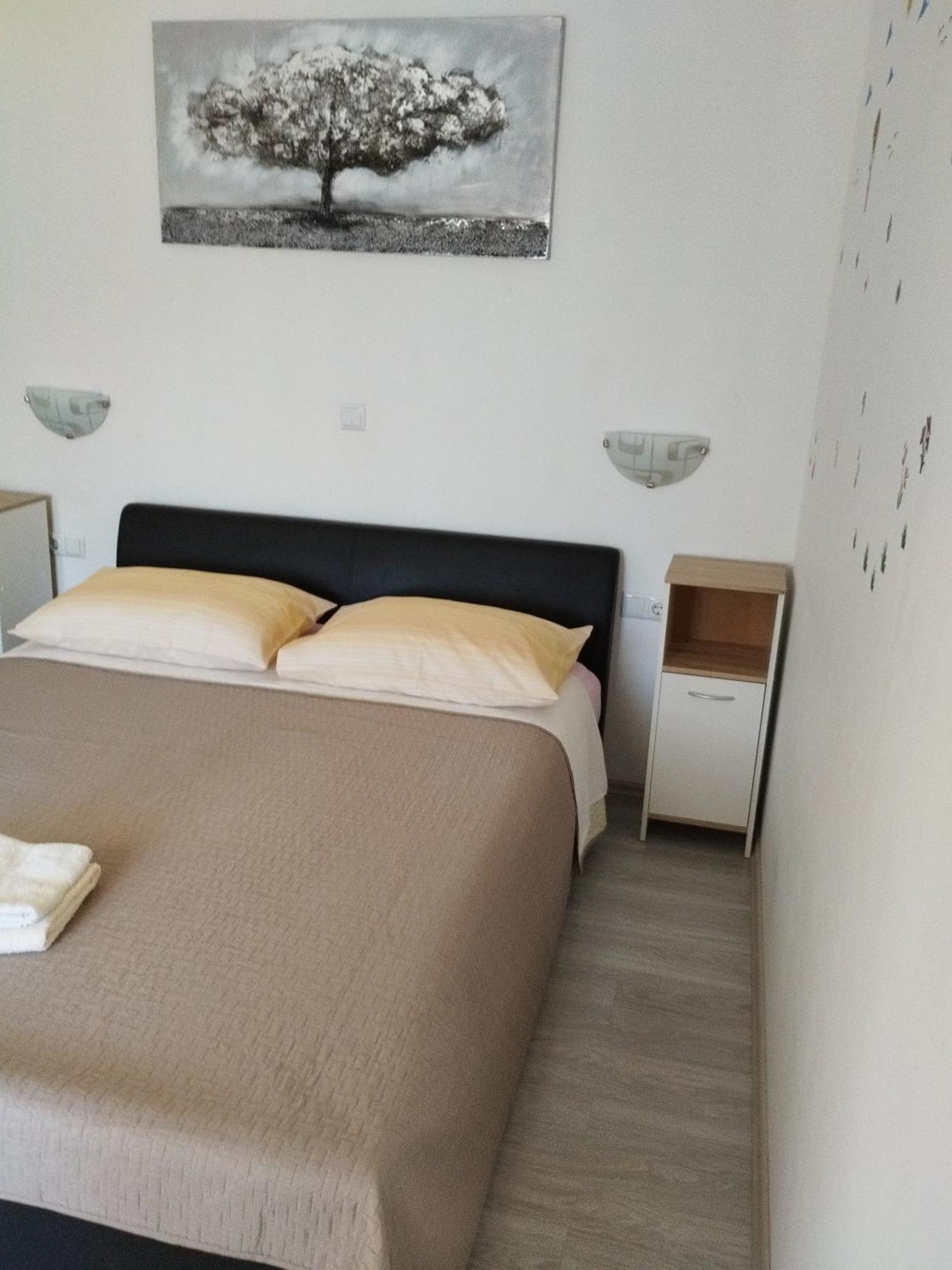 Apartment Tina โตรกีร์ ภายนอก รูปภาพ
