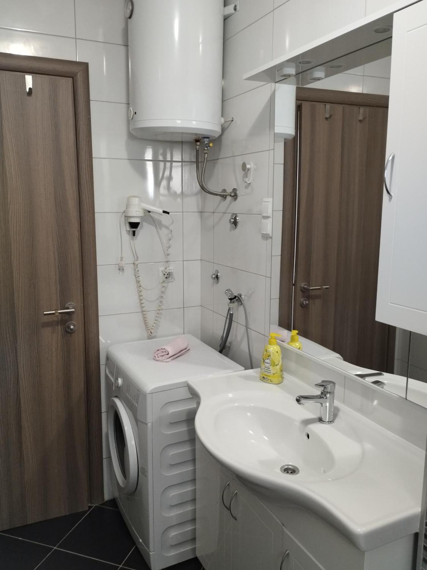 Apartment Tina โตรกีร์ ภายนอก รูปภาพ